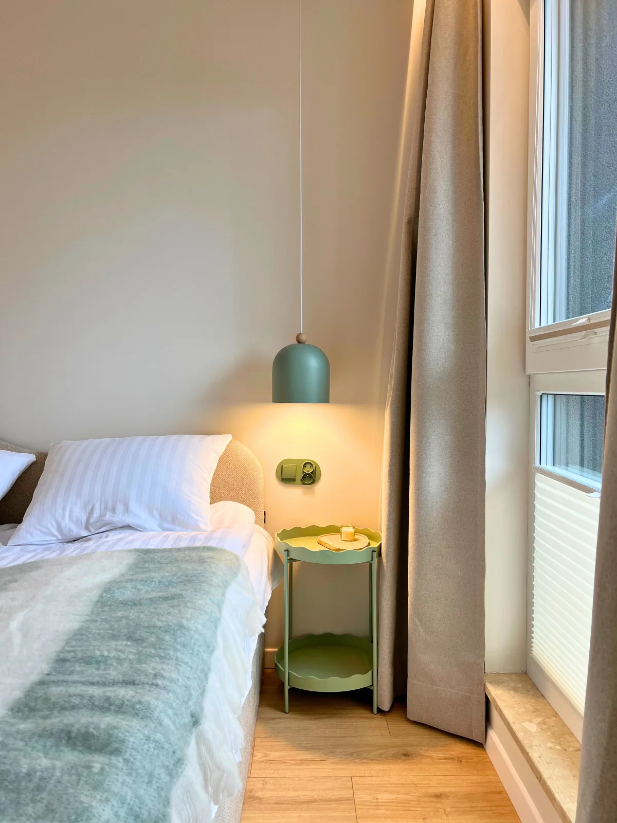 Komfortowy apartament przy plaży — sypialnia z wygodnym łóżkiem